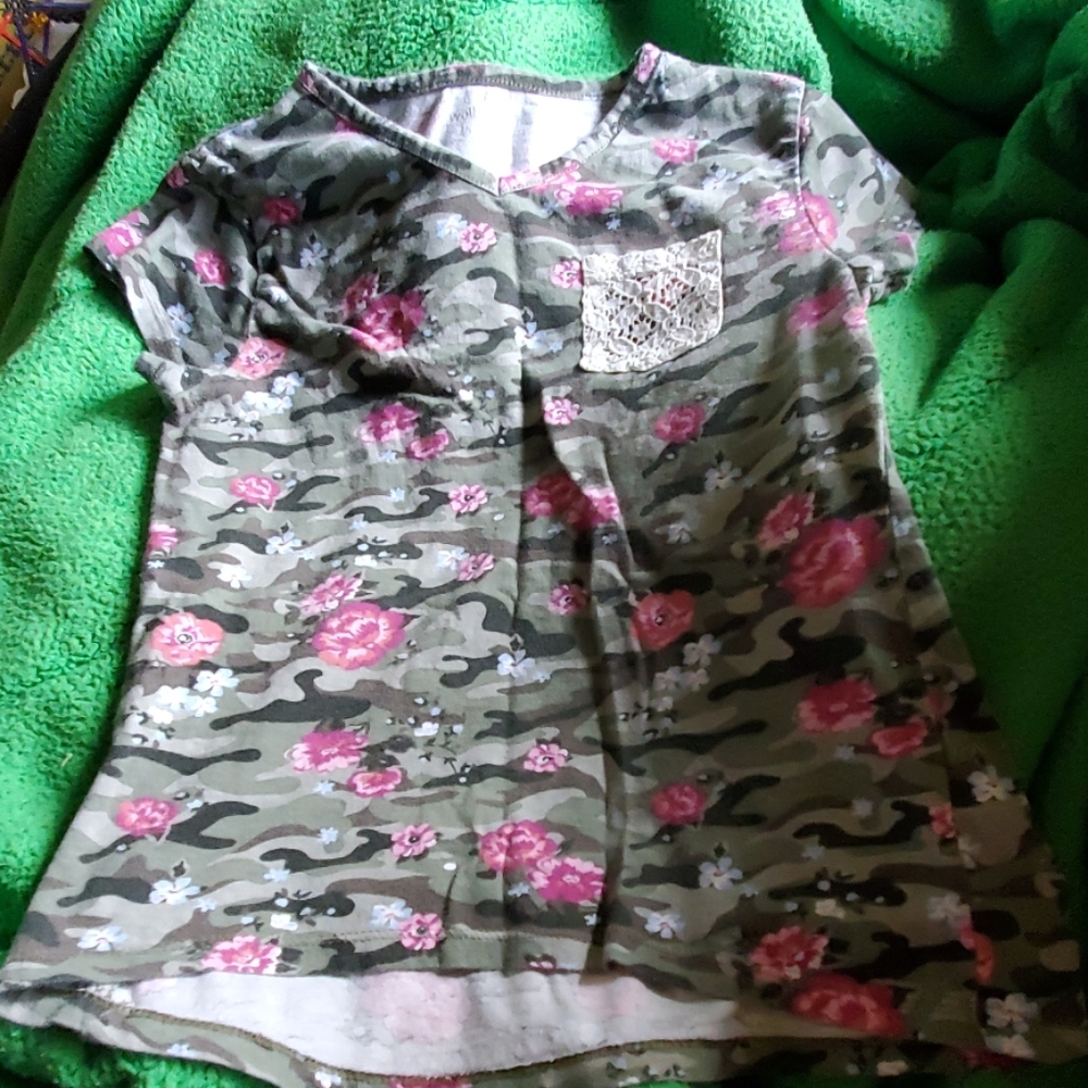 Girls flower/camo tee 5/25$